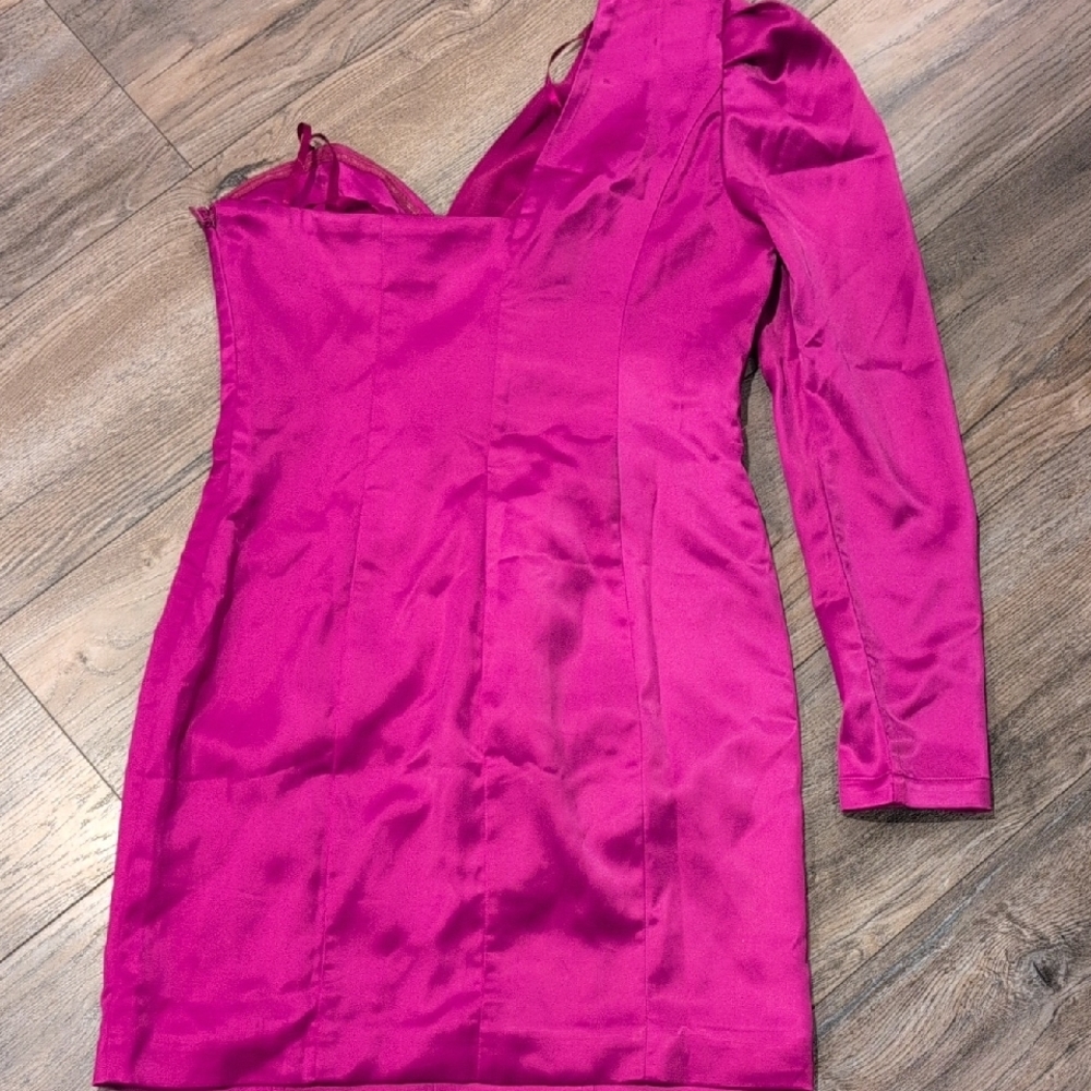 bebe One-Shoulder Satin Mini Dress in Fuchsia - Picture 4 of 7